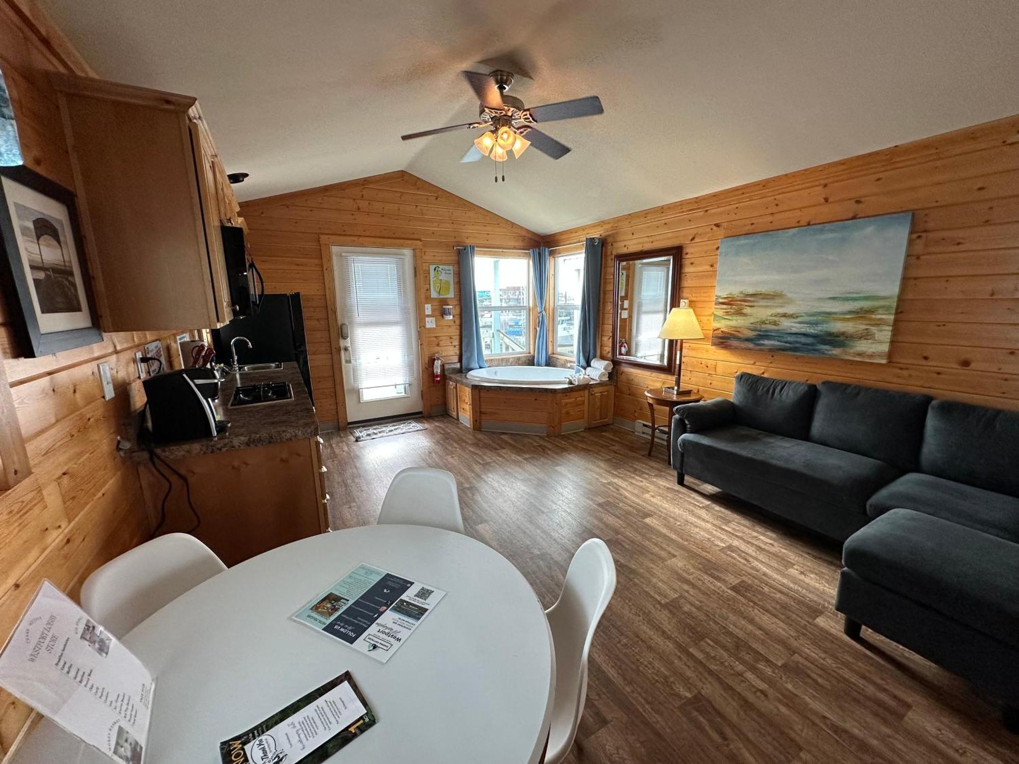 Westport Marina Cottages エクステリア 写真