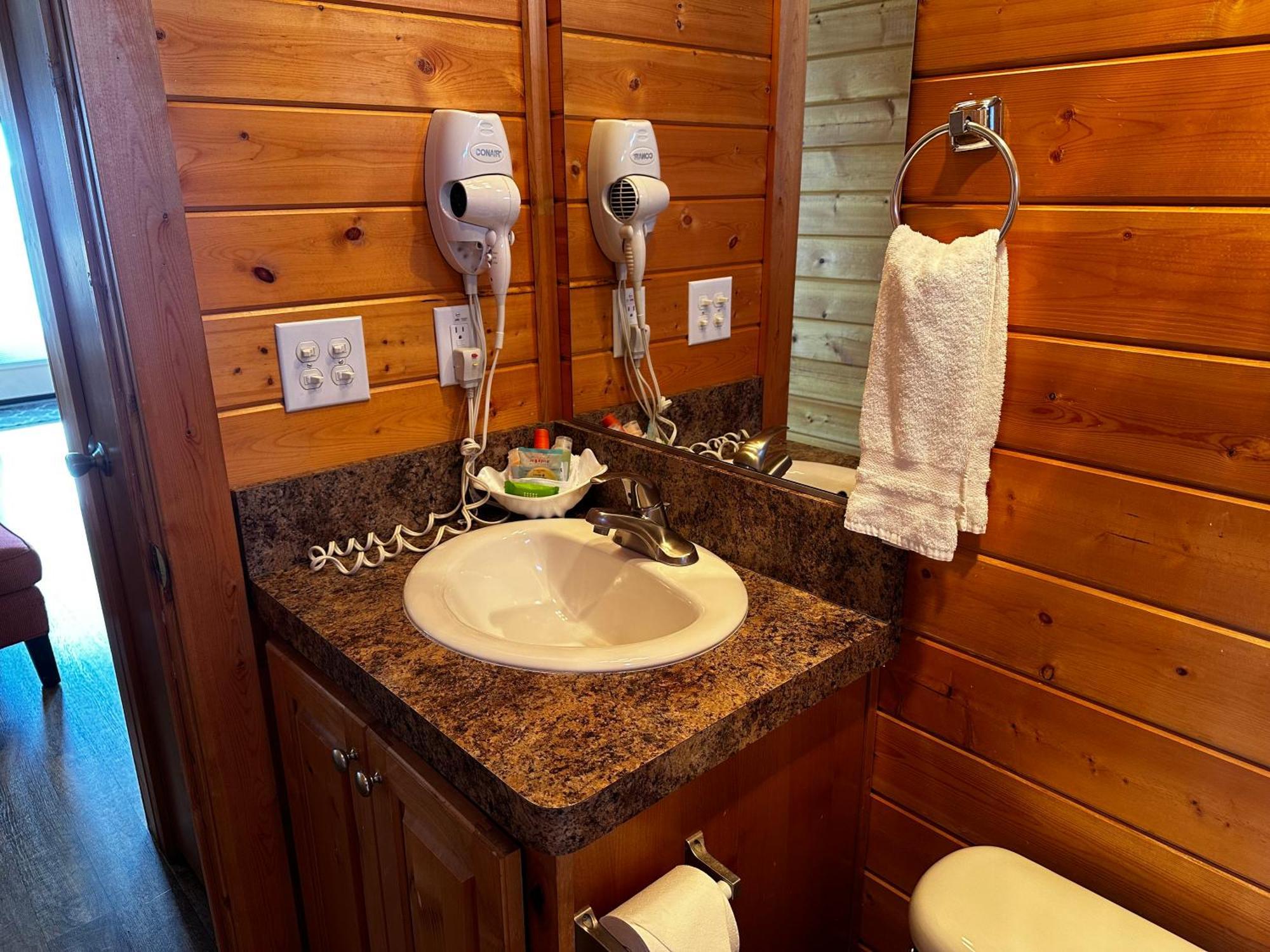 Westport Marina Cottages エクステリア 写真